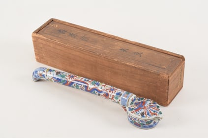 Porcelain pipe case. Yatate. Japan. 19th century. Wan Li style wu tsai decoration of dragons and