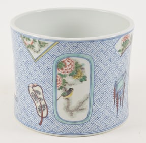 Porcelain brush pot. China. 19th/early 20th century. Famille verte scenes on a thunder meander