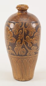 Cizhou plum vase. China. 19th/20th century. Carved out floral decoration and glazed with amber