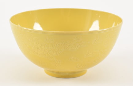 Porcelain bowl. China. Tao Kuang mark and of the period (1820-1850). Imperial yellow glaze. Body