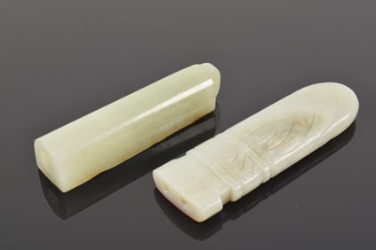 2 jade snuff bottles. Each about 3in length.