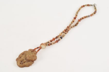 Carved jade necklace. China. 20th century.