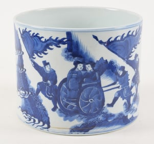 Porcelain brush pot. China. 19th/20th century. Blue and white decoration of horsemen and attendants