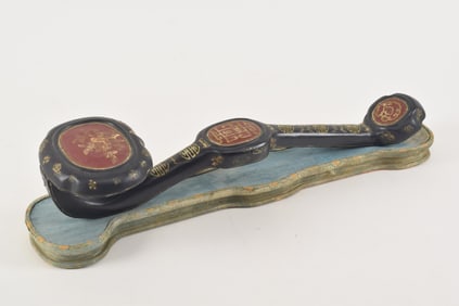 Ju-i. China. 19th century. Wooden sceptre with a black, red and gilt surface decorated with