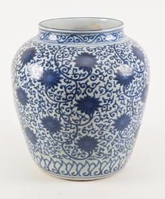 Porcelain jar. China. 19th/20th century. Overall decoration of stylized scrolling flowers and