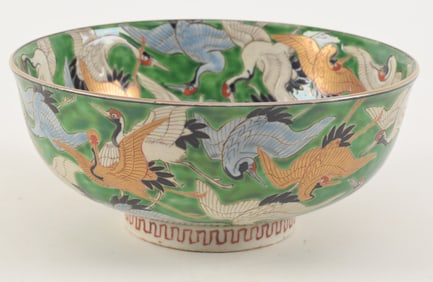 Japanese kutani crane bowl. Meiji period (1868-1912). Porcelain bowl on cylindrical base decorated