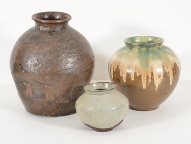 Lot of 3 pieces of pottery. Japan. To include: tamba ware storage jar, 17th century (largest);