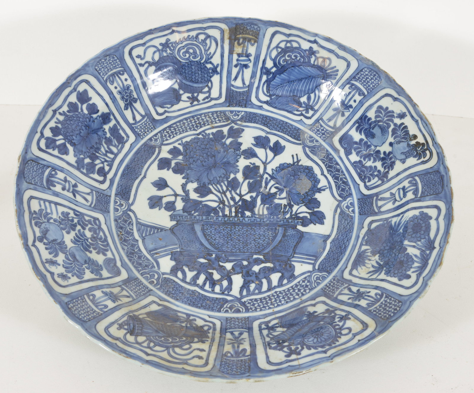 Large porcelain plate. China. Late Ming period ca. 1600. Kraak ware with underglaze blue decoration. (1 of 5)