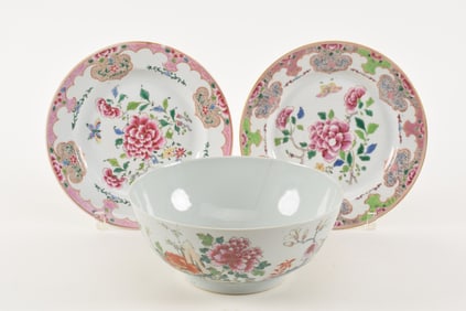 3 porcelains. China. 18th century, Chien Lung period. 2 plates with chrysanthemum flower and