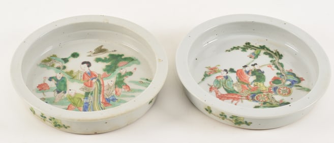 Pair of porcelain plates/brush washers. China. 19th century. Famille verte decoration with chariots