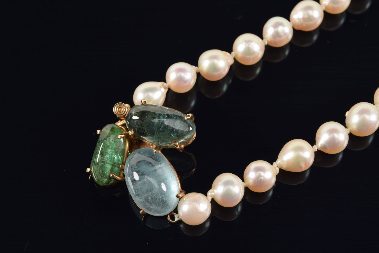 14K gold pearl bracelet with clasp set with 3 semi-precious stones. Marked 14K.: 14K gold pearl bracelet with clasp set with 3 semi-precious stones. Marked 14K.