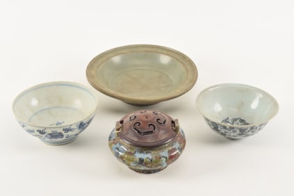 4 pieces of porcelain. To include: 2 17th century Ming blue and white bowls, 16th century lungchaun