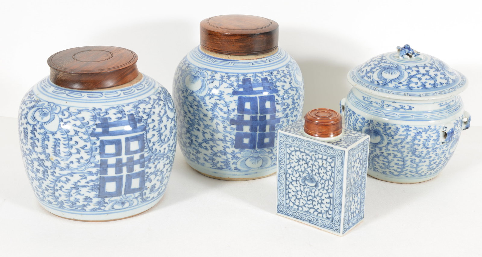 4 Chinese export porcelains. 19th century. To include: a tea caddy, covered bowl and 2 covered jars. (1 of 5)