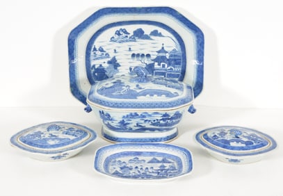 Lot of 5 Chinese export Canton serving pieces. To include: 2 trays and 3 covered serving dishes.