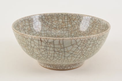 17th/18th century Chinese Ge ware crackle decorated bowl. Black and gold crackle lines. Top rim with