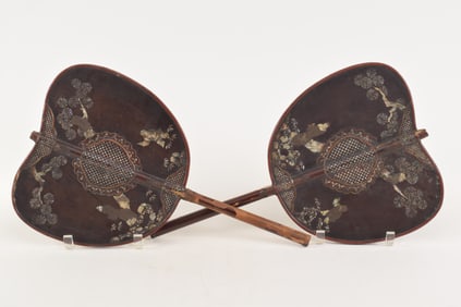 Pair of 18th century Chinese lac burgaute and red lacquered wood paddle fans. Figural landscape