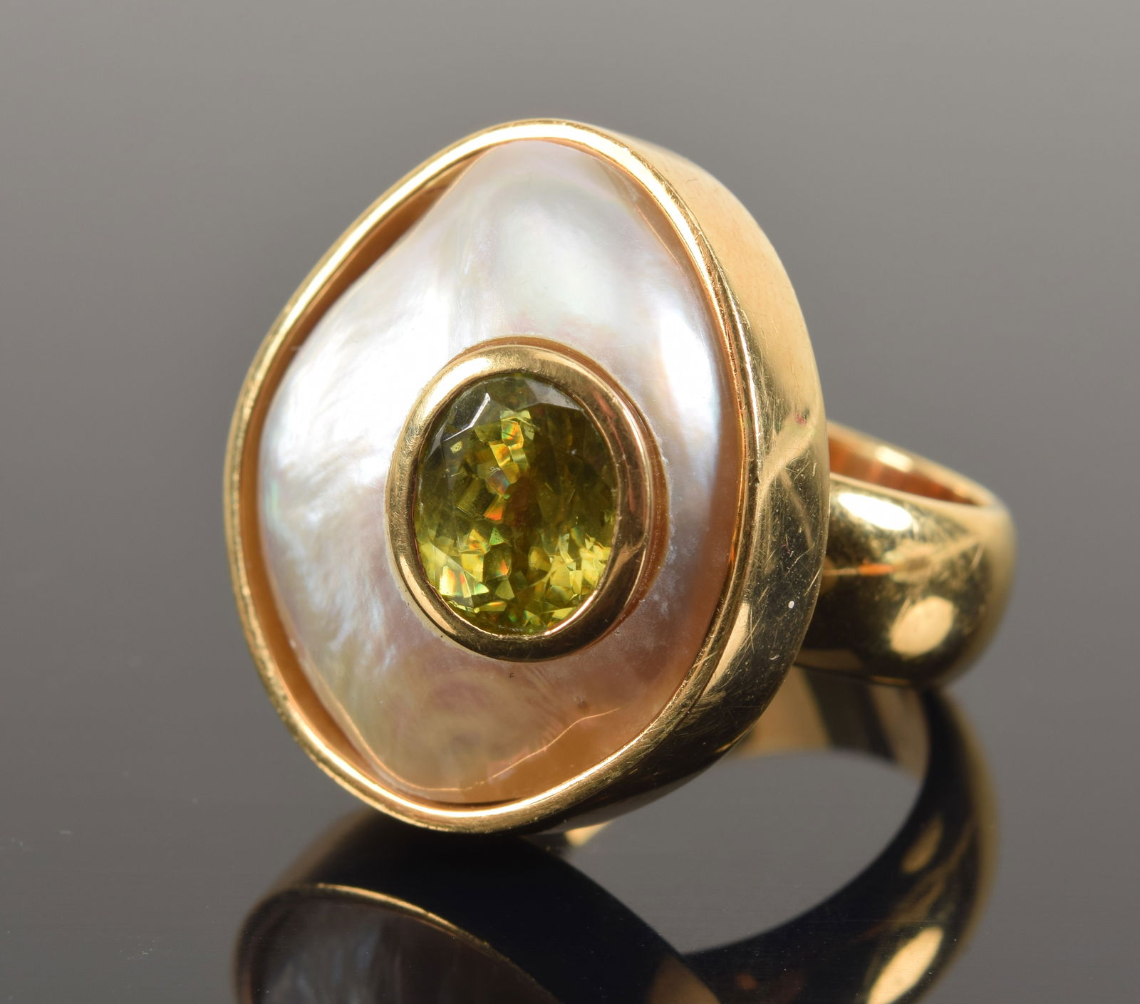 Heavy 18K gold mabe pearl and peridot mounted designer ring. Pearl approx. 19.7 x 22.4mm. Peridot