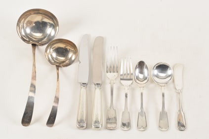81 Part sterling silver dinner services by Frank Smith Silver Co. Fiddle and Thread pattern. Also