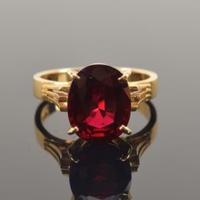 18K gold garnet mounted ring. Stone measures approx. 8.2 x 10.5mm. Marked 18K. Ring size: 4.75/5. 4
