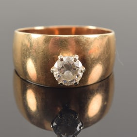 14K gold diamond solitaire ring. Diamond measures approx. 5.1mm. Marked 14K. Ring size: 7.75. 4.7