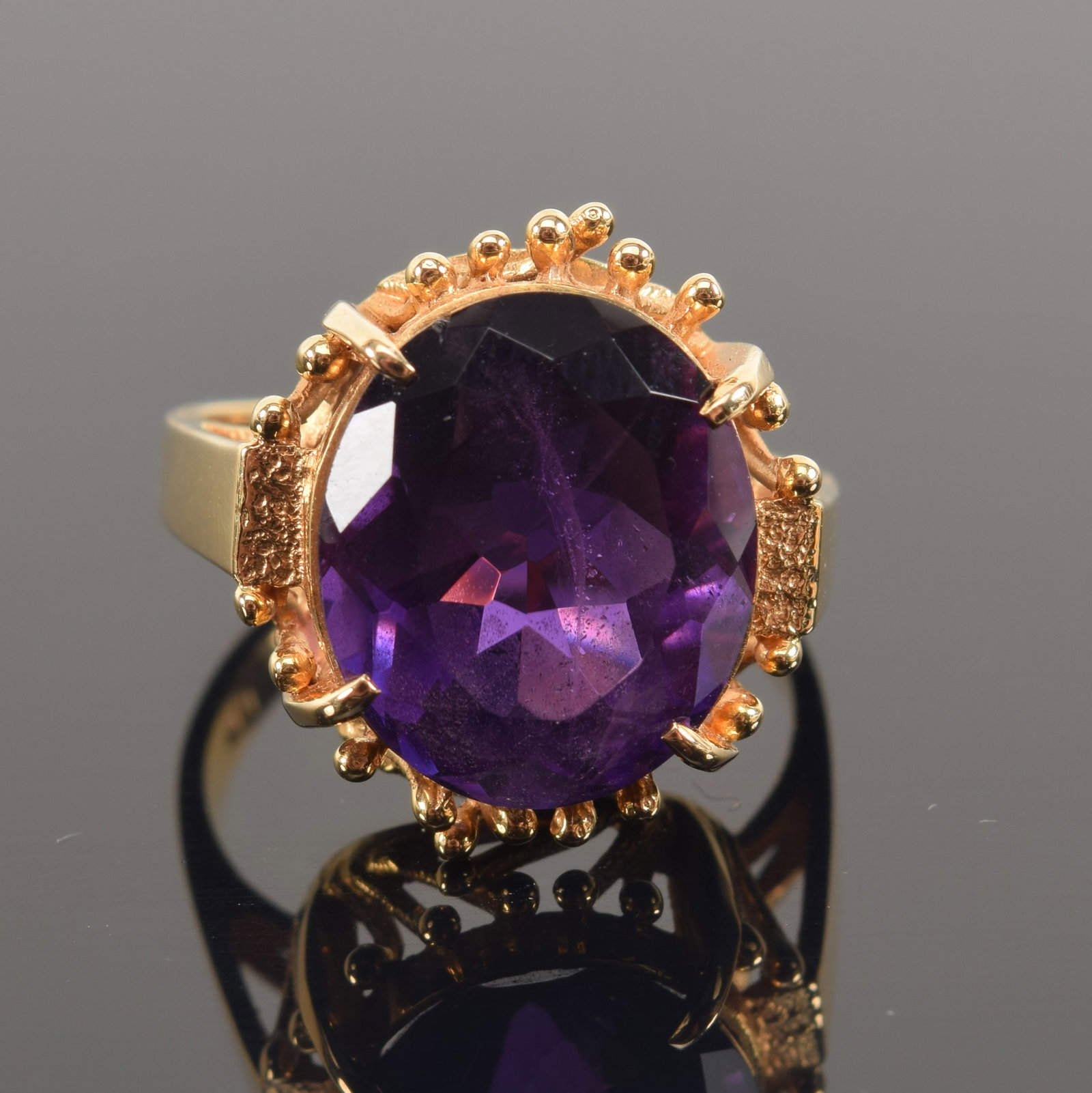18K gold amethyst mounted ring.: 18K gold amethyst mounted ring.
