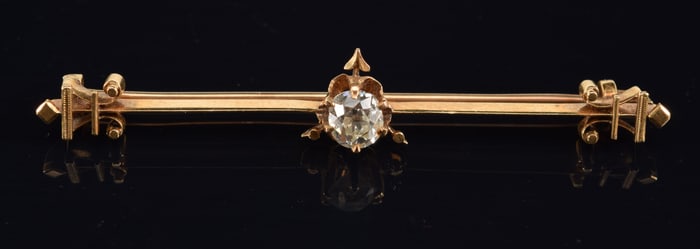 Vintage 14K gold diamond bar pin. Central diamond measuring 4.5 x 5mm approximately. Unmarked but