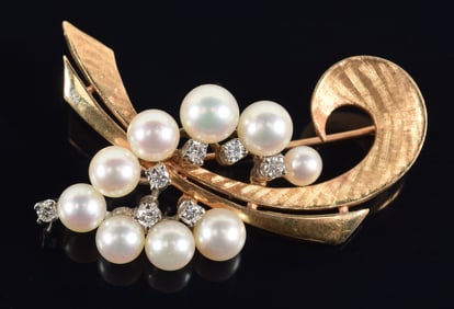 14K gold pearl and diamond mounted pin. 7 small round cut diamonds and 9 graduated round pearls.