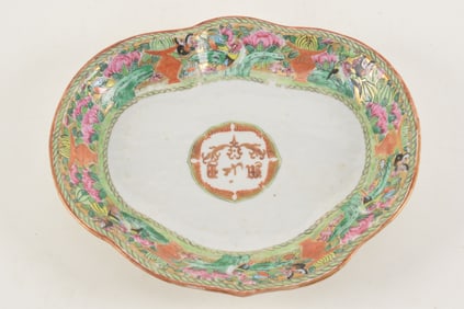 Chinese export porcelain shrimp dish for the Persian market. Famille rose border with central