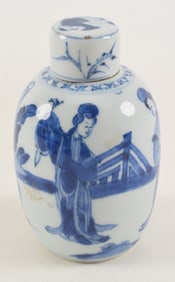 Chinese Kangxi period blue and white porcelain tea caddy with long eliza decoration. Leaf mark on