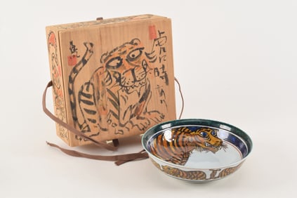 Clifton Karhu glazed ceramic bowl in the Japanese style. Decoration on bowl and box of tigers. Box
