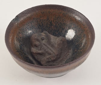 Very rare Chien Yao tea bowl. China. Sung period (960-1279). Hairsfur glaze. Carved frog in the