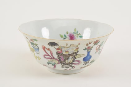 19th century Chinese famille rose decorated porcelain bowl with antiquities decoration on outside