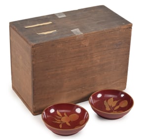 Boxed lot of lacquered cups and covers. Japan. 19th century. Maki-e of persimmons.