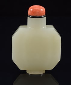 Imperial workshop snuff bottle. China. Chien Lung period (1735-1796). Faceted pure white stone.