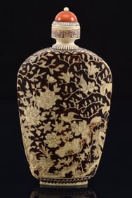 Large snuff bottle. China. 19th century. Surface inlaid with lacquer. Chien Lung mark. Coral