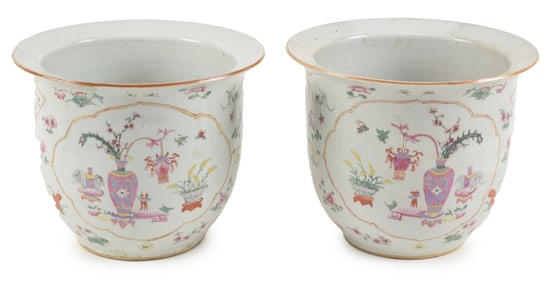 Pair of jardinieres. China. Late 19th/early 20th century. Scenes of the hundred antiques on a flower