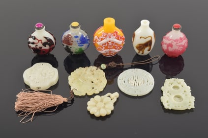 Lot of 10 items. China. 20th century. 5 jade pendants, 5 snuff bottles.