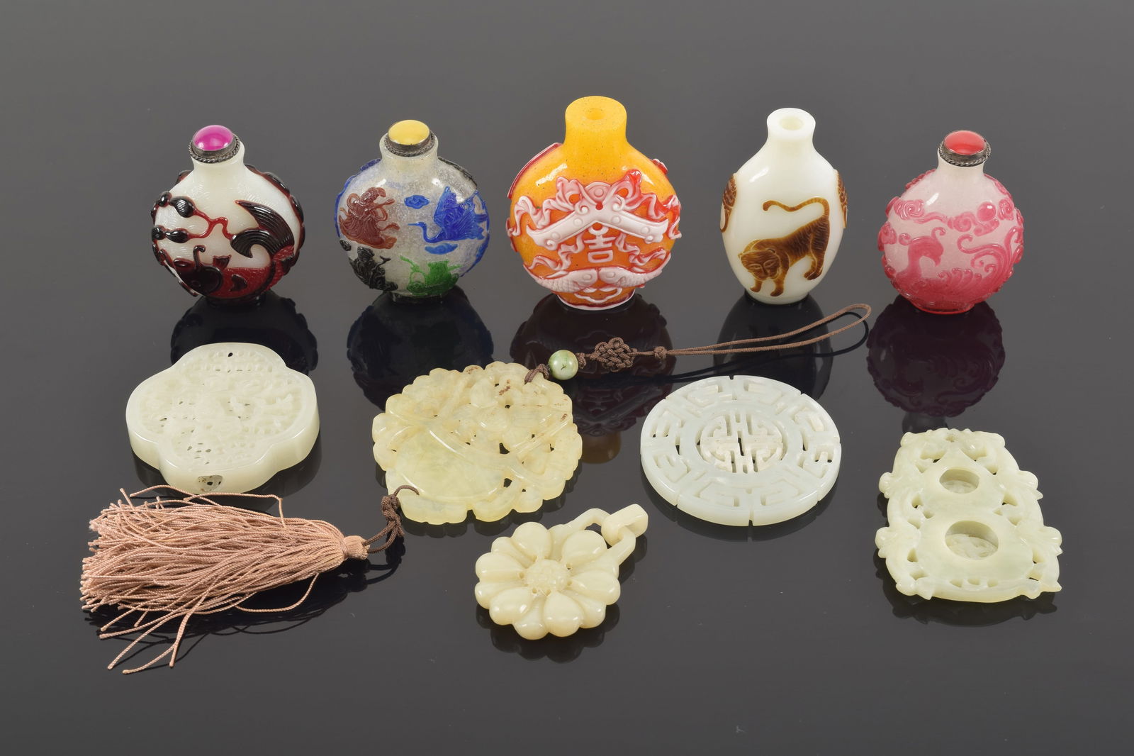 Lot of 10 items. China. 20th century. 5 jade pendants, 5 snuff bottles. (1 of 9)