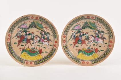 Pair of porcelain plates. China. Late 19th/early 20th century. Crackled oatmeal ground with a