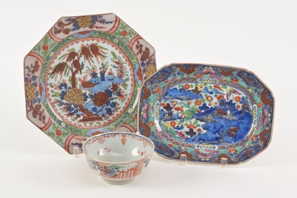 3 pieces of export porcelain. China. ca. 1800. "Clobbered" decoration. 2 plates and a bowl. Largest