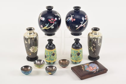 Lot of Japanese metal works. Showa period. To include: 2 mixed metal vases, 2 Ando cloisonne vases,