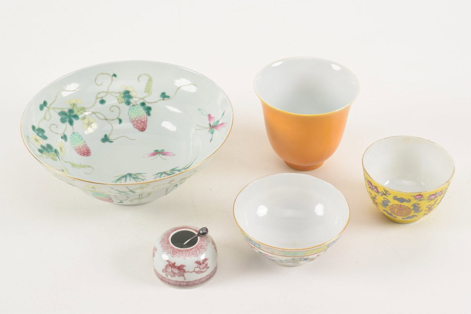 Lot of 4 porcelains. China. 19th/20th century. To include: a famille rose decorated bowl, a yellow: Lot of 4 porcelains. China. 19th/20th century. To include: a famille rose decorated bowl, a yellow wine cup, a dragon and phoenix bowl together with an underglaze red water pot.