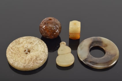5 hardstone carvings. China. 19th/20th century. Each about 2in.