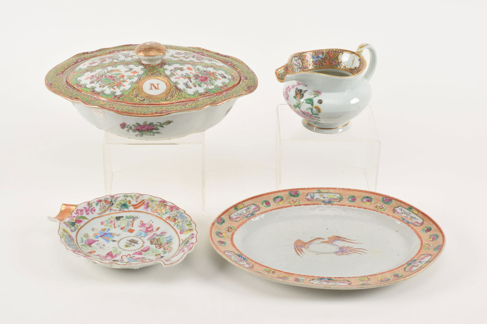 Lot of 4 pieces of Chinese export porcelain. 19th century. To include: a leaf dish, covered (1 of 7)