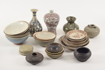 Large collection of early ceramics. China. Approximately 30 pieces.