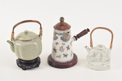 Lot of 3 ceramic teapots.