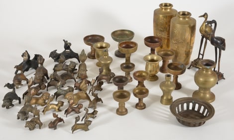 Large lot of brass foo dogs and other works. China/Japan. 19th and 20th century. Approx. 40 pieces.