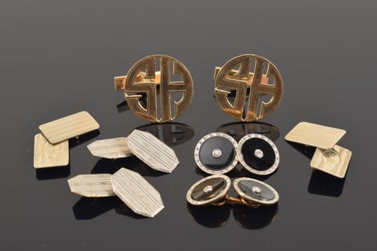 Lot of vintage gold cufflinks. 1) Three pairs of 14K gold cufflinks (1 with reticulated initials