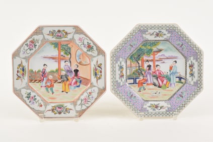 Pair of Chinese export octagonal plates. 19th Century. Figural decoration