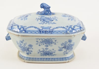 Porcelain covered tureen. Chinese export ware. Ca. 1760. Boars head handles. Fitzhugh style
